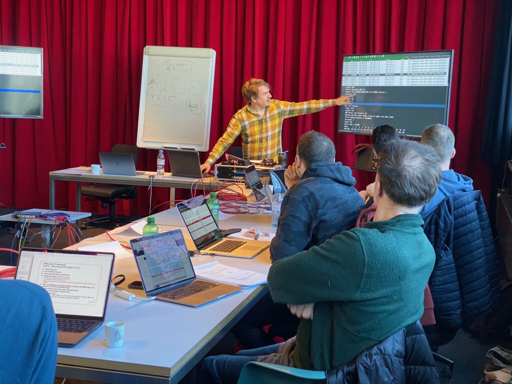 Course participants following a demonstration at Menzi ebz in Horgen