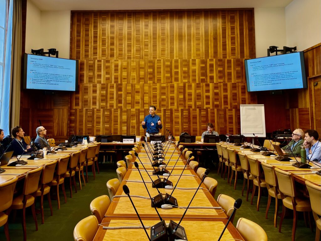 Course in a large meeting room with screens